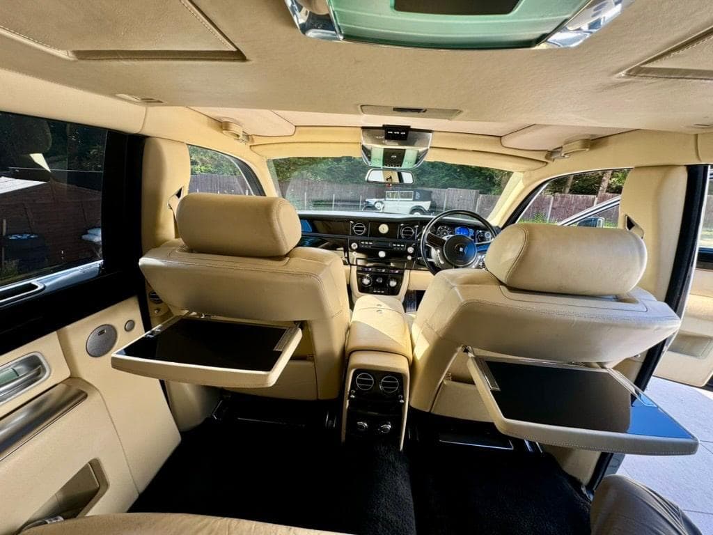 Rolls-Royce Spectre: view 2